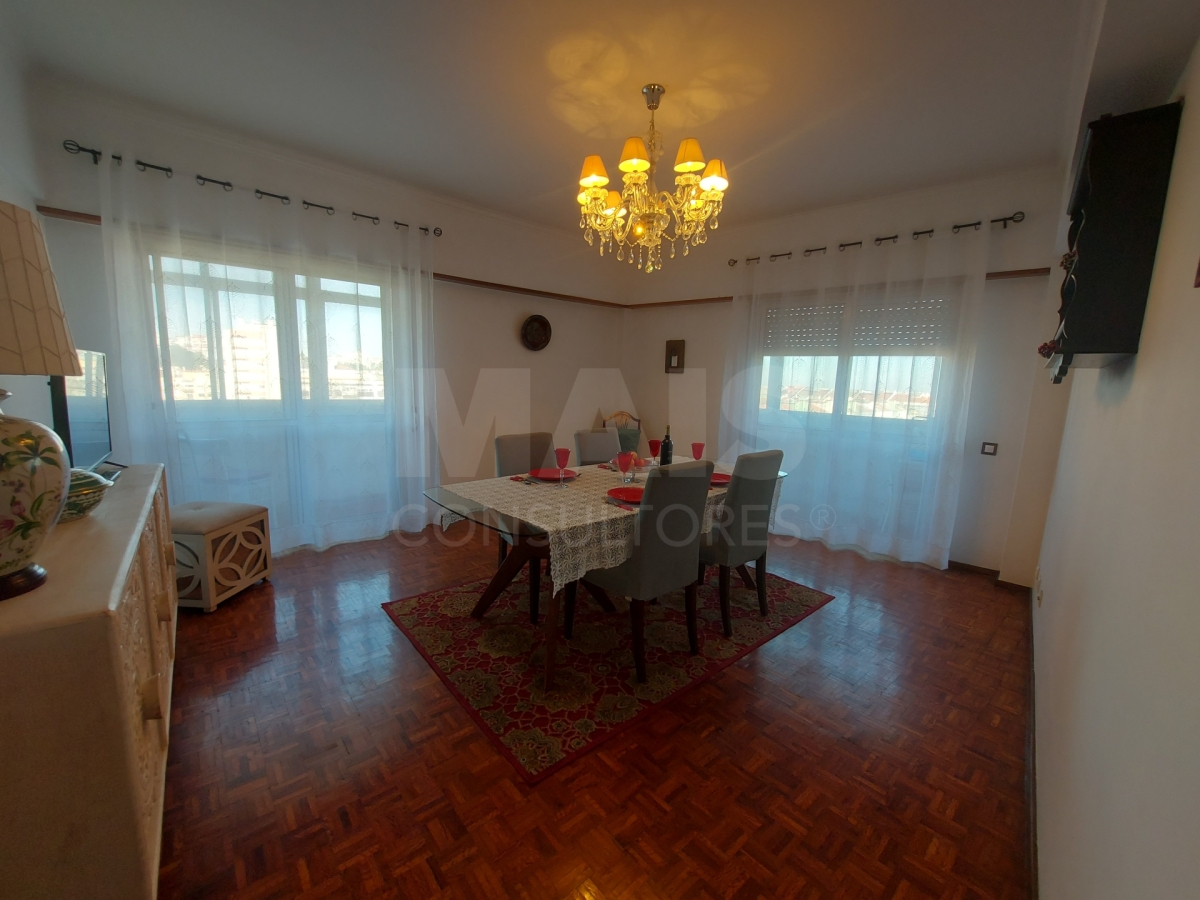 3 bedroom apartment with elevator in the center of Amadora.